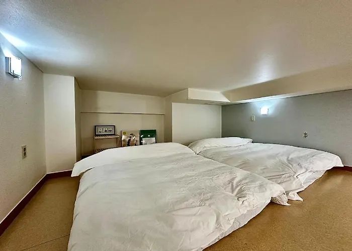 Cozy Duplex 10 Sec From Hongik Stn 아파트 *