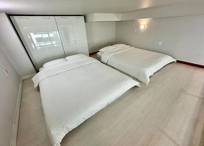 Cozy Duplex 10 Sec From Hongik Stn *