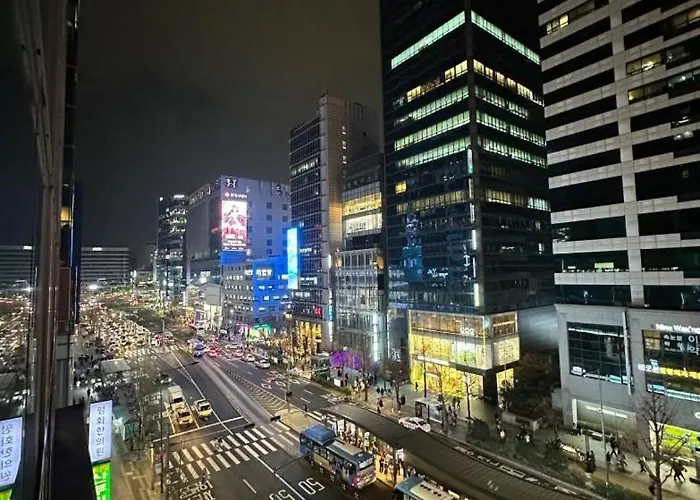 Cozy Duplex 10 Sec From Hongik Stn 아파트 *